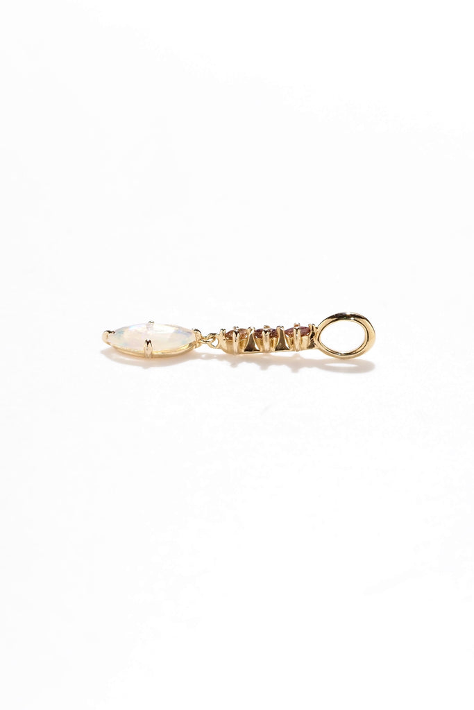 ジュエリースタジオMASHIROのアップサイクルカラーストーンジュエリー。エチオピアオパールとサファイアのユラユラチャーム（ペンダントトップ）。シャンパンゴールド