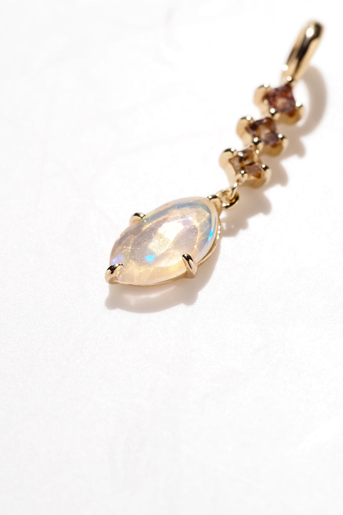 ジュエリースタジオMASHIROのアップサイクルカラーストーンジュエリー。エチオピアオパールとサファイアのユラユラチャーム（ペンダントトップ）。シャンパンゴールド