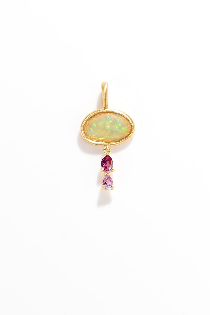 ジュエリースタジオMASHIROのアップサイクルカラーストーンジュエリー。エチオピア産・オパール・ローズカットとスリランカ産・ピンクサファイア・2つのペアシェイプを吊り下げたチャーム（ペンダントトップ）イエローゴールド（マット）