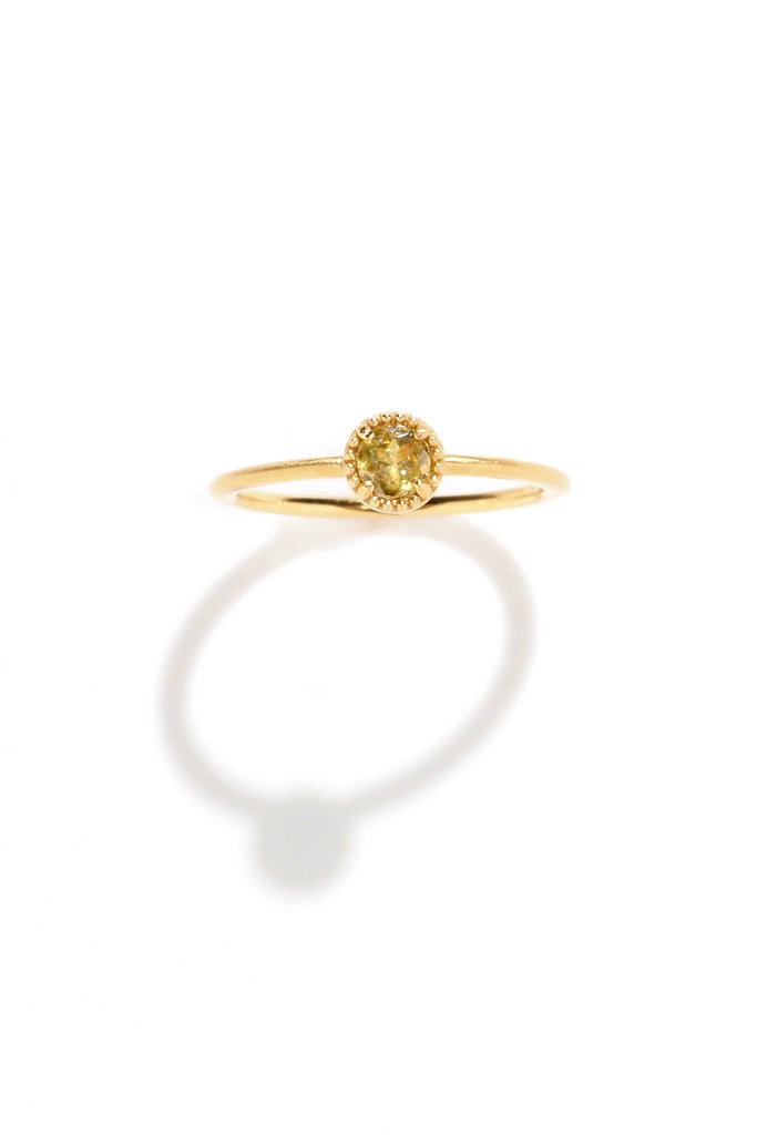 ジュエリースタジオMASHIROのアップサイクルジュエリー。スフェーン・ラウンドカット・約0.22カラット・約3.9mmのマットイエローゴールドスキニーミルグレイン取巻きポットリング。