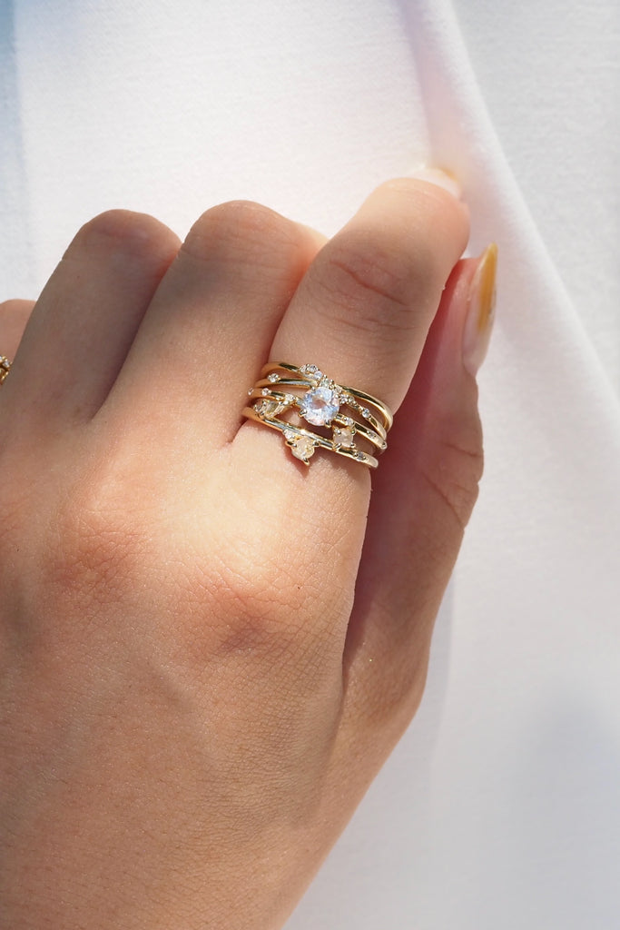 ジュエリースタジオMASHIROのカラーストーンアップサイクルジュエリー。レインボームーンストーン、天然ダイヤモンド、ダイヤモンド原石をセットしたシャンパンゴールドの重ね付けリング３本セット。