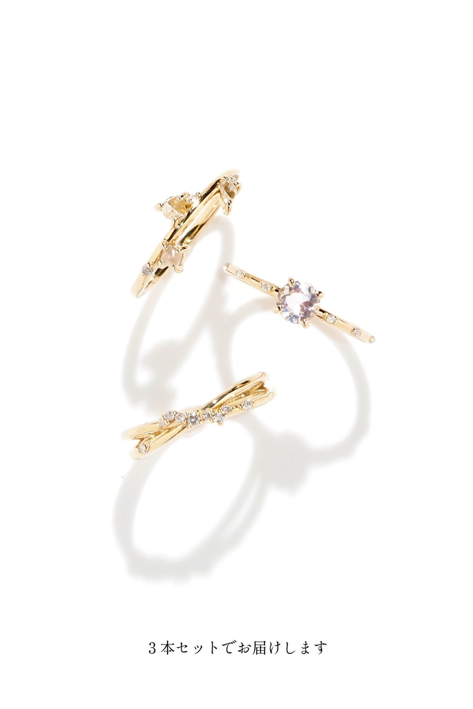 ジュエリースタジオMASHIROのカラーストーンアップサイクルジュエリー。レインボームーンストーン、天然ダイヤモンド、ダイヤモンド原石をセットしたシャンパンゴールドの重ね付けリング３本セット。