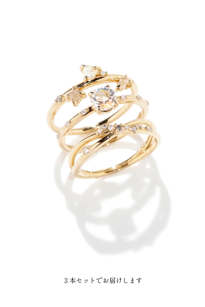 ジュエリースタジオMASHIROのカラーストーンアップサイクルジュエリー。レインボームーンストーン、天然ダイヤモンド、ダイヤモンド原石をセットしたシャンパンゴールドの重ね付けリング３本セット。