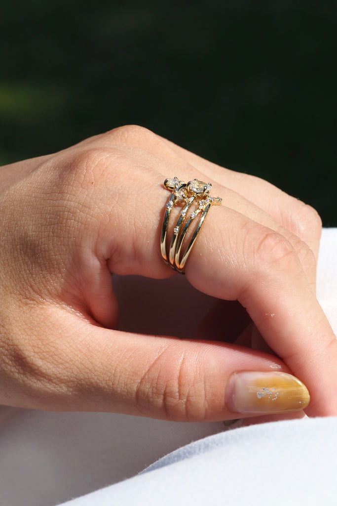 ジュエリースタジオMASHIROのカラーストーンアップサイクルジュエリー。レインボームーンストーン、天然ダイヤモンド、ダイヤモンド原石をセットしたシャンパンゴールドの重ね付けリング３本セット。