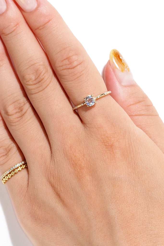 ジュエリースタジオMASHIROのカラーストーンアップサイクルジュエリー。レインボームーンストーン、天然ダイヤモンド、ダイヤモンド原石をセットしたシャンパンゴールドの重ね付けリング３本セット。