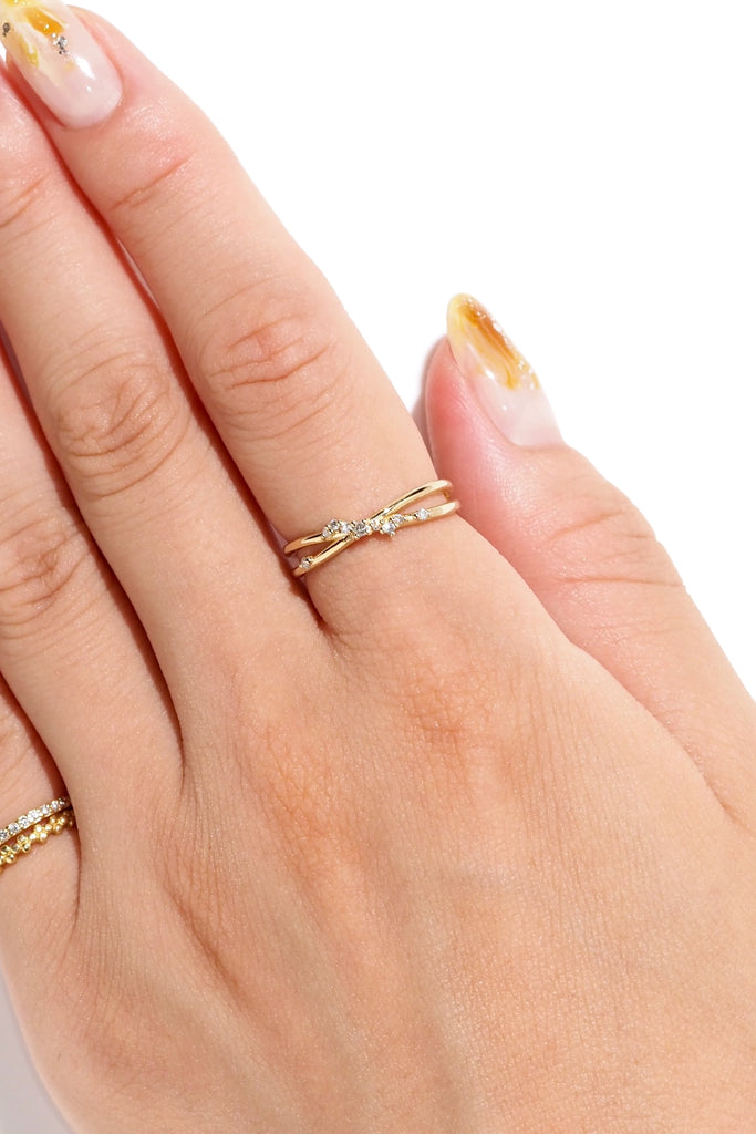 ジュエリースタジオMASHIROのカラーストーンアップサイクルジュエリー。レインボームーンストーン、天然ダイヤモンド、ダイヤモンド原石をセットしたシャンパンゴールドの重ね付けリング３本セット。