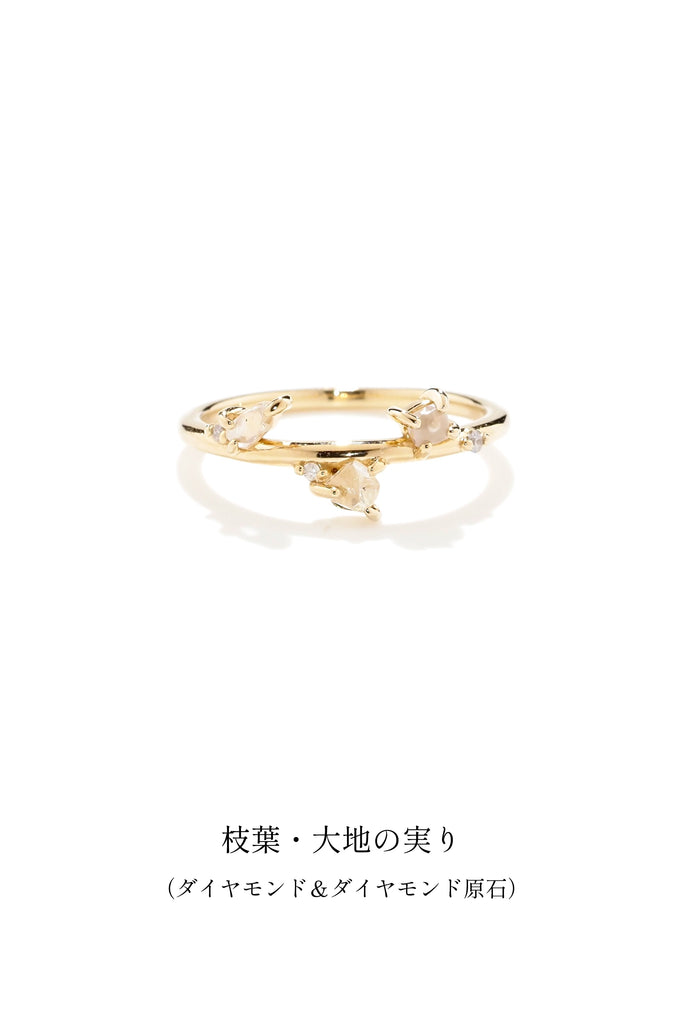 ジュエリースタジオMASHIROのカラーストーンアップサイクルジュエリー。レインボームーンストーン、天然ダイヤモンド、ダイヤモンド原石をセットしたシャンパンゴールドの重ね付けリング３本セット。