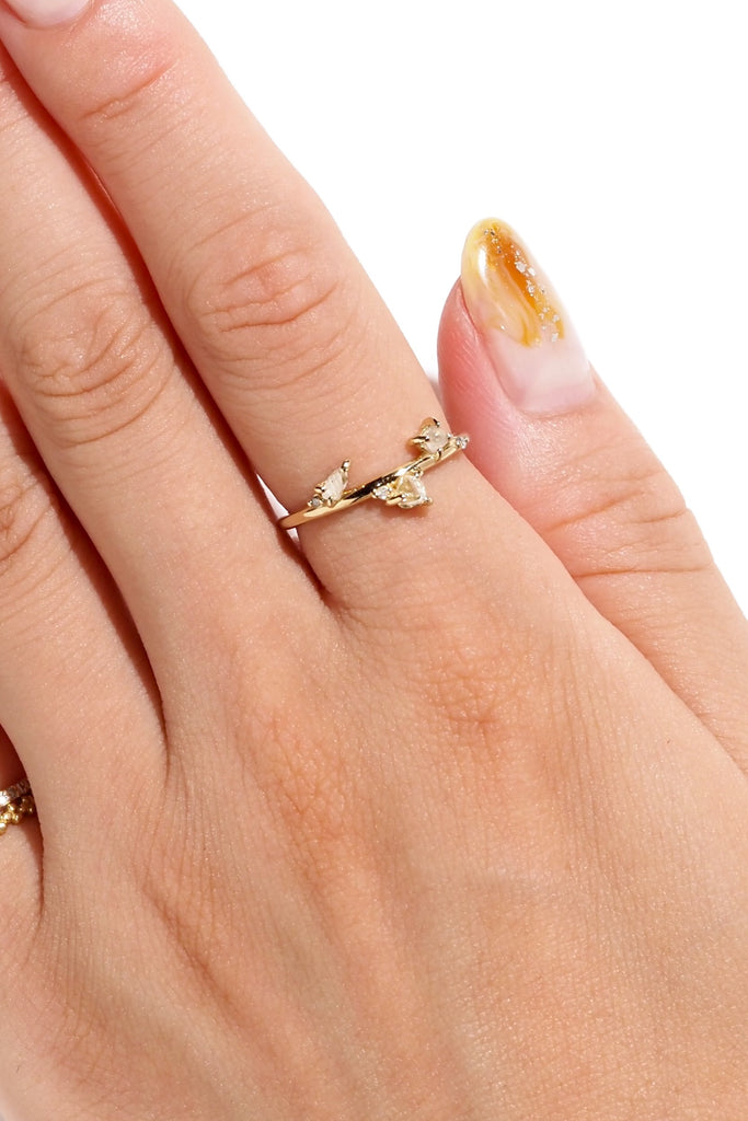 ジュエリースタジオMASHIROのカラーストーンアップサイクルジュエリー。レインボームーンストーン、天然ダイヤモンド、ダイヤモンド原石をセットしたシャンパンゴールドの重ね付けリング３本セット。