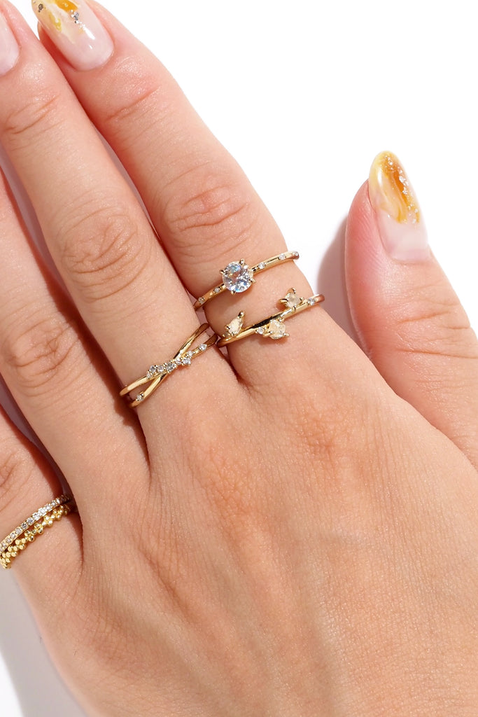 ジュエリースタジオMASHIROのカラーストーンアップサイクルジュエリー。レインボームーンストーン、天然ダイヤモンド、ダイヤモンド原石をセットしたシャンパンゴールドの重ね付けリング３本セット。