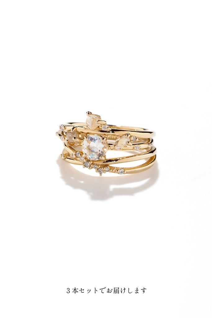 ジュエリースタジオMASHIROのカラーストーンアップサイクルジュエリー。レインボームーンストーン、天然ダイヤモンド、ダイヤモンド原石をセットしたシャンパンゴールドの重ね付けリング３本セット。