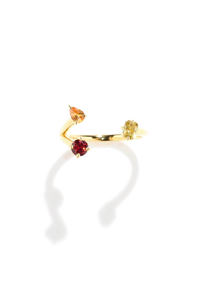 ジュエリースタジオMASHIROのアップサイクルジュエリー。スフェーン・オクタゴンカット・約0.20カラット・約2.9*3.9mm｜オレンジサファイア・ペアシェイプ・約0.15カラット・約2.9*3.9mm｜レッドスピネル・ラウンドカット・約0.24カラット・約3.5mmがセットされたイエローゴールドのブーケリング。