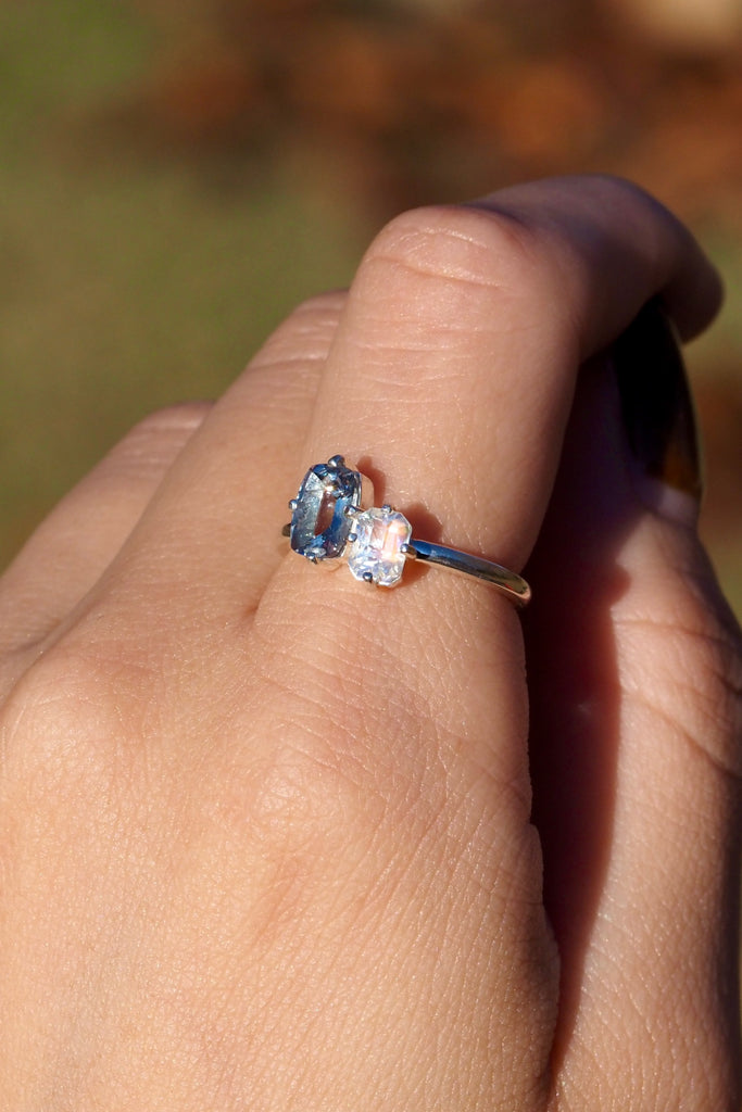 ジュエリースタジオMASHIROのアップサイクルジュエリー。レインボームーンストーン・オクタゴンカット・約0.60ct・約3*6mm・マダガスカル産｜バイカラータンザナイト・クッションカット・約0.84ct・約7.1*5mm・タンザニア産。スターリングシルバーのコンビリングの着用画像。