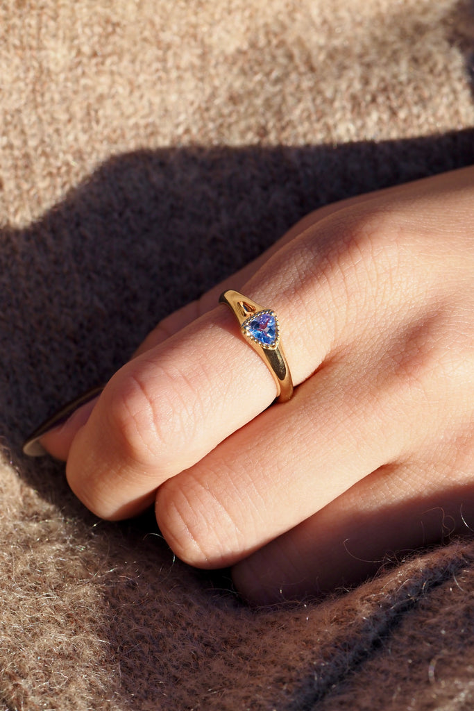 ジュエリースタジオMASHIROのアップサイクルジュエリー。タンザニア産のクッションカット・約0.80ct・約5.5*5.5mm。シャンパンゴールドカラーのミルグレインデザインのロックリング。