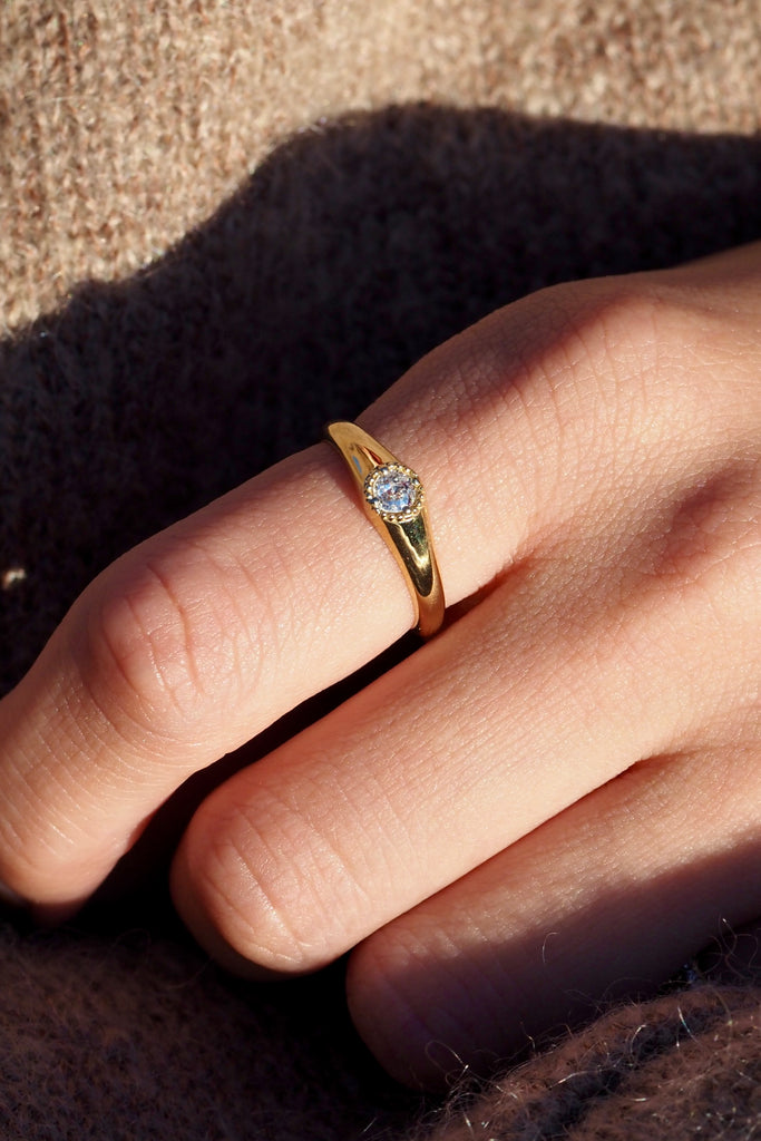 ジュエリースタジオMASHIROのアップサイクルジュエリー。南アフリカ産のオールドマインダイヤモンド・約0.16ct・av 3.5mm。シャンパンゴールドカラーのミルグレインデザインのロックリングの着用画像