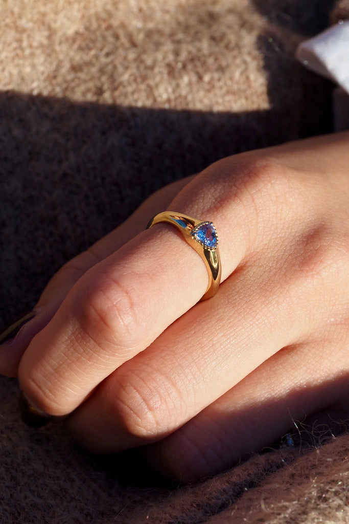 ジュエリースタジオMASHIROのアップサイクルジュエリー。タンザニア産のクッションカット・約0.80ct・約5.5*5.5mm。シャンパンゴールドカラーのミルグレインデザインのロックリングの着用画像。