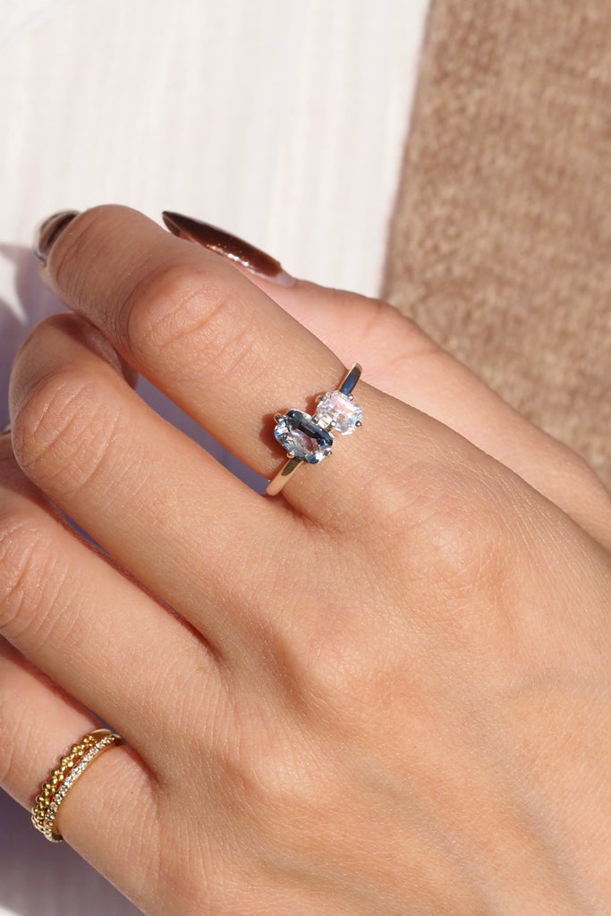 ジュエリースタジオMASHIROのアップサイクルジュエリー。レインボームーンストーン・オクタゴンカット・約0.60ct・約3*6mm・マダガスカル産｜バイカラータンザナイト・クッションカット・約0.84ct・約7.1*5mm・タンザニア産。スターリングシルバーのコンビリングの着用画像。