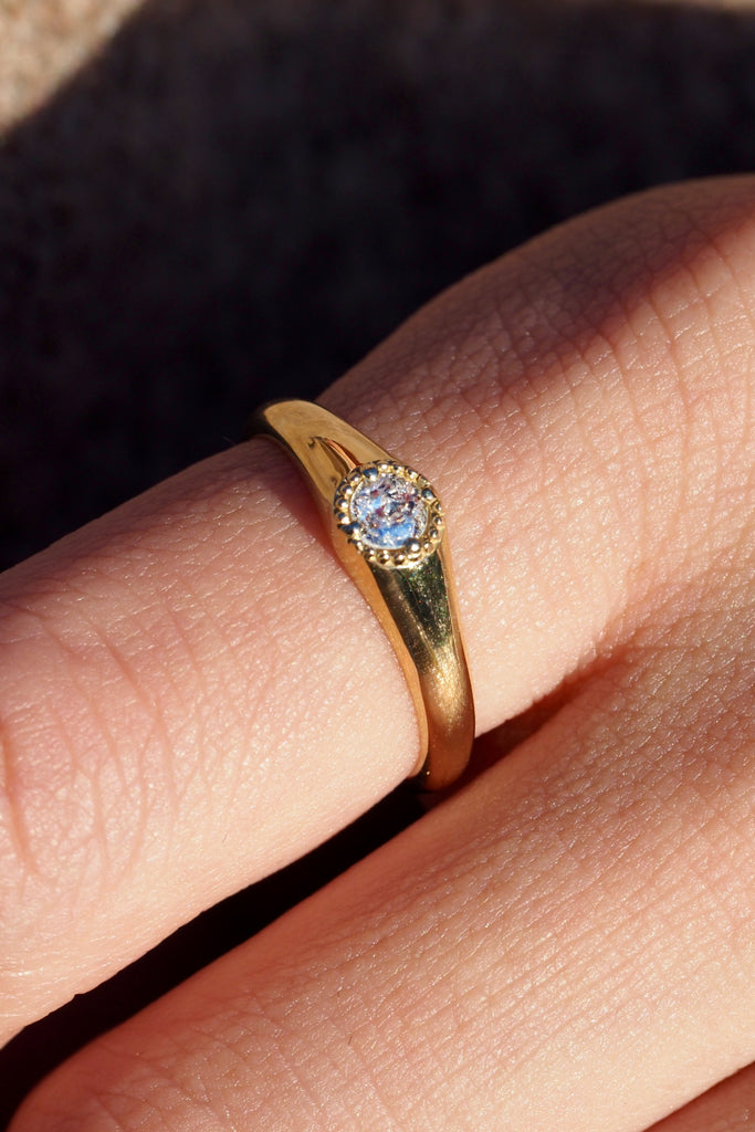 ジュエリースタジオMASHIROのアップサイクルジュエリー。南アフリカ産のオールドマインダイヤモンド・約0.16ct・av 3.5mm。シャンパンゴールドカラーのミルグレインデザインのロックリングの着用画像