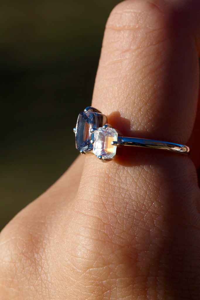 ジュエリースタジオMASHIROのアップサイクルジュエリー。レインボームーンストーン・オクタゴンカット・約0.60ct・約3*6mm・マダガスカル産｜バイカラータンザナイト・クッションカット・約0.84ct・約7.1*5mm・タンザニア産。スターリングシルバーのコンビリングの着用画像。