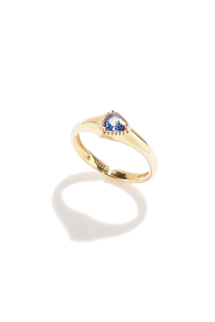 ジュエリースタジオMASHIROのアップサイクルジュエリー。タンザニア産のクッションカット・約0.80ct・約5.5*5.5mm。シャンパンゴールドカラーのミルグレインデザインのロックリング。