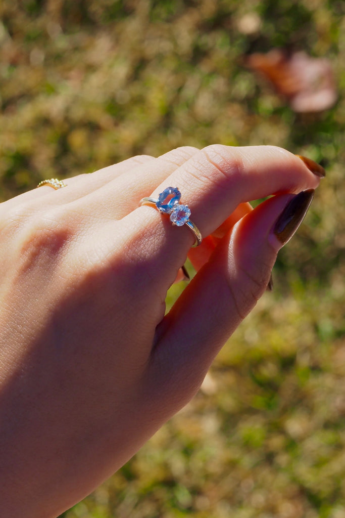 ジュエリースタジオMASHIROのアップサイクルジュエリー。レインボームーンストーン・オクタゴンカット・約0.60ct・約3*6mm・マダガスカル産｜バイカラータンザナイト・クッションカット・約0.84ct・約7.1*5mm・タンザニア産。スターリングシルバーのコンビリングの着用画像。