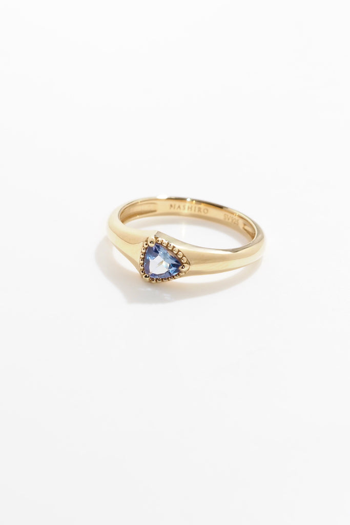 ジュエリースタジオMASHIROのアップサイクルジュエリー。タンザニア産のクッションカット・約0.80ct・約5.5*5.5mm。シャンパンゴールドカラーのミルグレインデザインのロックリング。