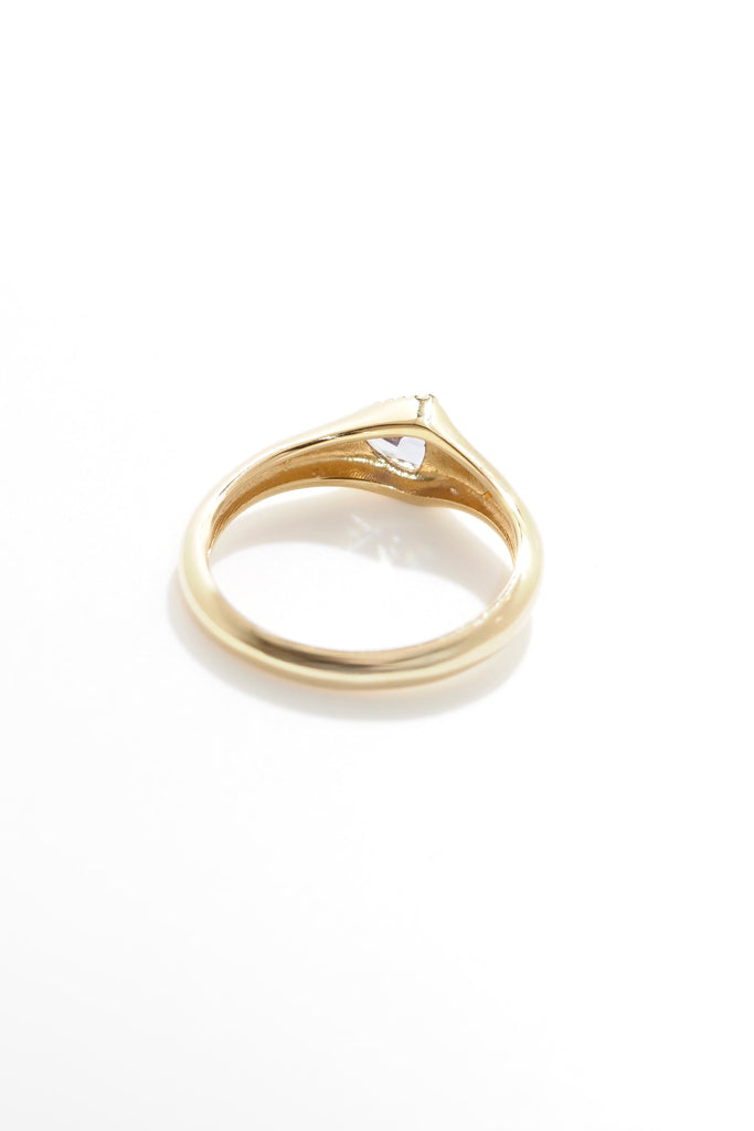 ジュエリースタジオMASHIROのアップサイクルジュエリー。タンザニア産のクッションカット・約0.80ct・約5.5*5.5mm。シャンパンゴールドカラーのミルグレインデザインのロックリング。