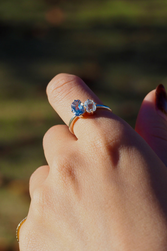 ジュエリースタジオMASHIROのアップサイクルジュエリー。レインボームーンストーン・オクタゴンカット・約0.60ct・約3*6mm・マダガスカル産｜バイカラータンザナイト・クッションカット・約0.84ct・約7.1*5mm・タンザニア産。スターリングシルバーのコンビリング。