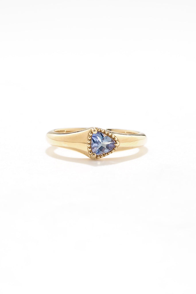 ジュエリースタジオMASHIROのアップサイクルジュエリー。タンザニア産のクッションカット・約0.80ct・約5.5*5.5mm。シャンパンゴールドカラーのミルグレインデザインのロックリング。