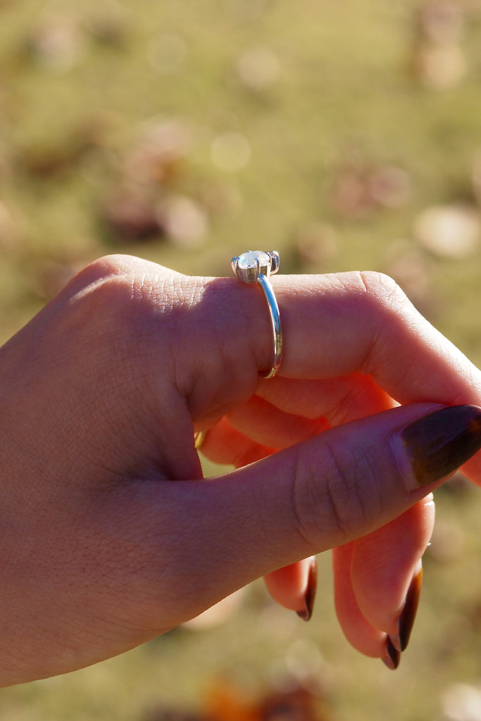 ジュエリースタジオMASHIROのアップサイクルジュエリー。レインボームーンストーン・オクタゴンカット・約0.60ct・約3*6mm・マダガスカル産｜バイカラータンザナイト・クッションカット・約0.84ct・約7.1*5mm・タンザニア産。スターリングシルバーのコンビリングの着用画像。