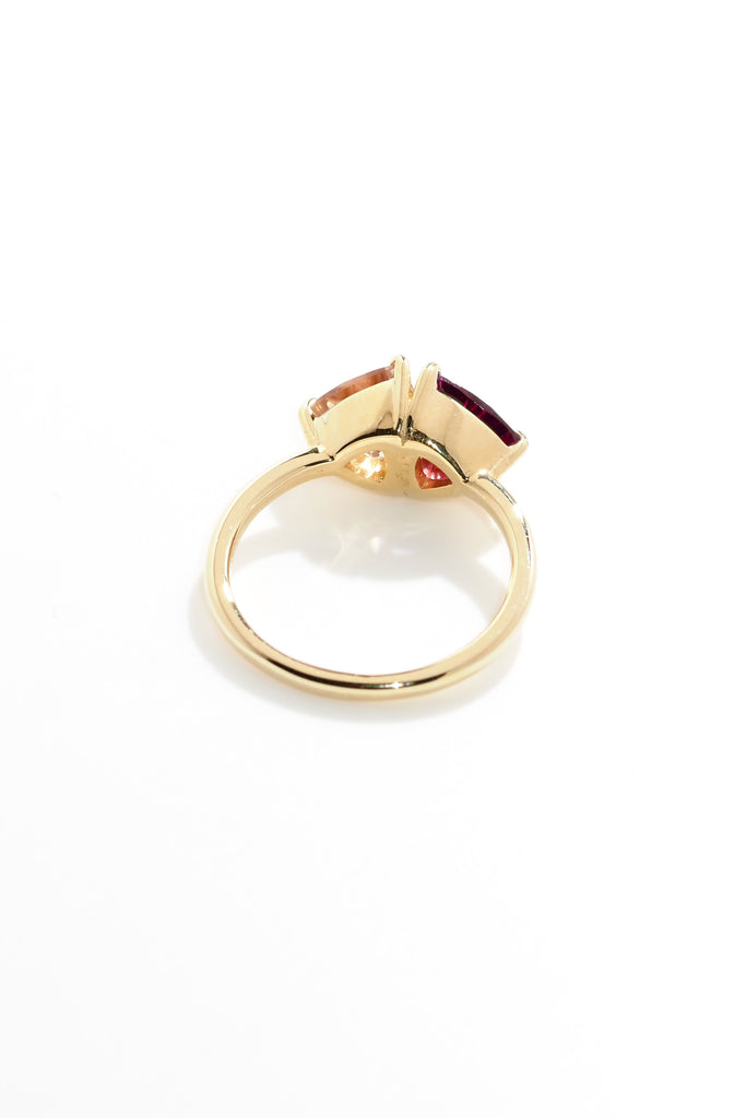 ジュエリースタジオMASHIROのアップサイクルジュエリー。オレゴンサンストーン・トリリアントカット・約1.07ct・約6.8*6.6mm・アメリカオレゴン州産｜ロードライトガーネット・トリリアント・約1.17ct・約7mm・インド産。シャンパンゴールドカラーのコンビリング。