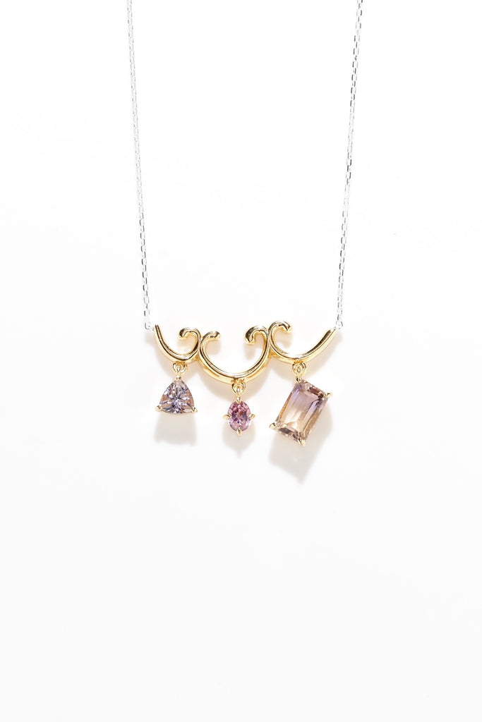 ジュエリースタジオMASHIROのアップサイクルジュエリー。バイカラータンザナイト・トリリアント・約0.40ct・約:4*4mm｜アメトリン・オクタゴン・約1.01ct・約4.9*7.7mm｜マラヤガーネット・オーバル・約0.25ct・3.2*4.1mm。チェーンをスターリングシルバー、トップをシャンパンゴールドカラーでカラーリングしたシャンデリアネックレス。