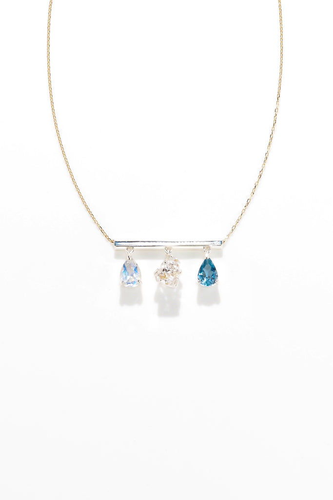 ジュエリースタジオMASHIROのアップサイクルジュエリー。ロイヤルブルームーンストーン・ペアシェイプ・約0.58ct・約7*5mm｜ハーキマーダイヤモンド・ラフ・約1.25ct・約7.7*5.5mm｜サンタマリアアクアマリン・ペアシェイプ・約0.50ct・約6.9*4.7mm。チェーンをシャンパンゴールドカラートップをスターリングシルバーでカラーリングしたシャンデリアネックレス。