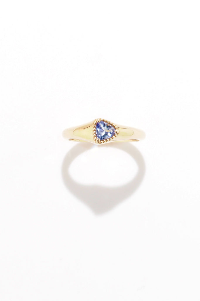 ジュエリースタジオMASHIROのアップサイクルジュエリー。タンザニア産のクッションカット・約0.80ct・約5.5*5.5mm。シャンパンゴールドカラーのミルグレインデザインのロックリング。