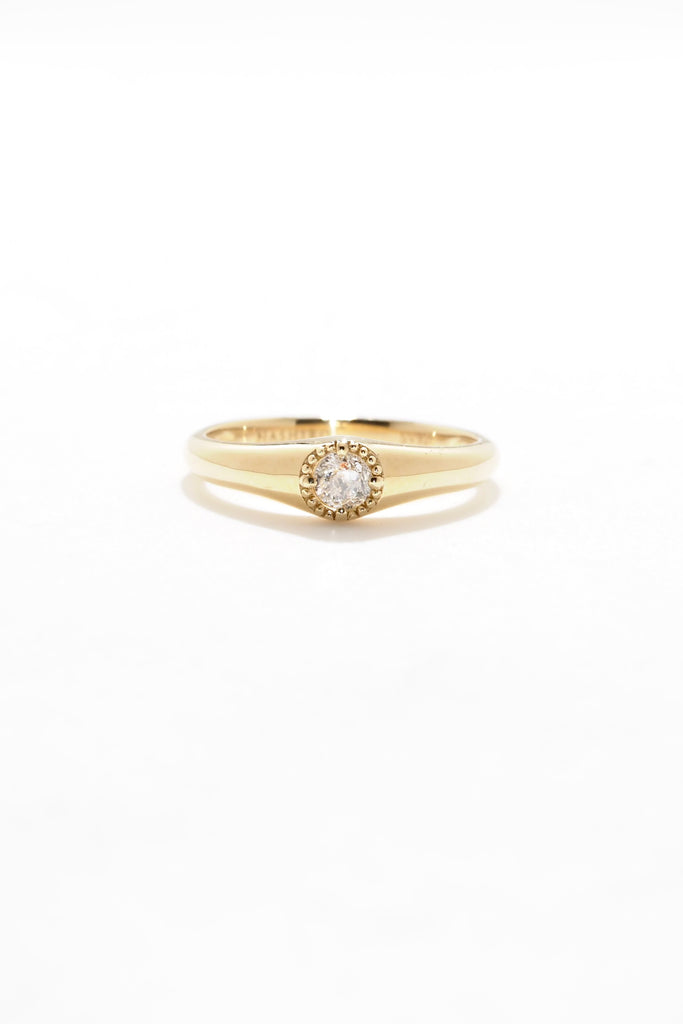 ジュエリースタジオMASHIROのアップサイクルジュエリー。南アフリカ産のオールドマインダイヤモンド・約0.16ct・av 3.5mm。シャンパンゴールドカラーのミルグレインデザインのロックリング。