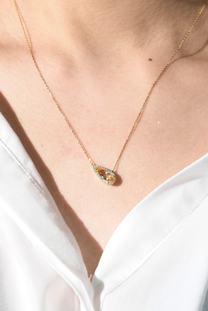 ジュエリースタジオMSAHIROのダイヤモンド取り巻きネックレス「エンブレイス」。インペリアルトパーズ・ペアシェイプ・イエローゴールドネックレス。