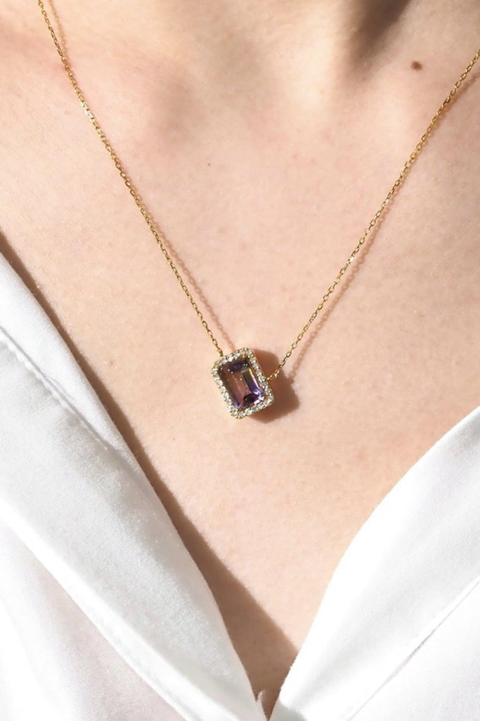 ジュエリースタジオMSAHIROのダイヤモンド取り巻きネックレス「エンブレイス」。アメトリンオクタゴンカットをセットしたイエローゴールドネックレス。