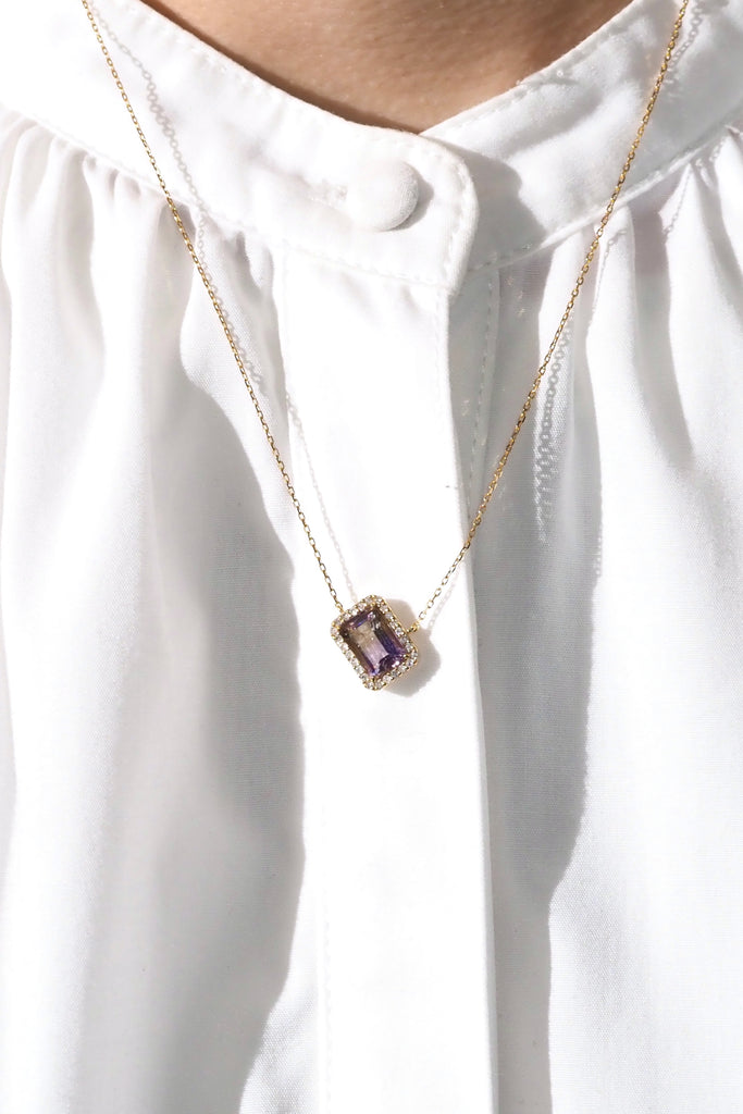 ジュエリースタジオMSAHIROのダイヤモンド取り巻きネックレス「エンブレイス」。アメトリンオクタゴンカットをセットしたイエローゴールドネックレス。