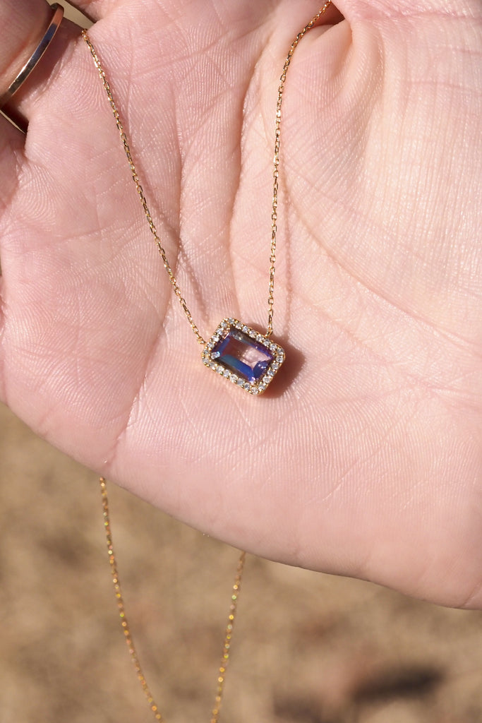 ジュエリースタジオMSAHIROのダイヤモンド取り巻きネックレス「エンブレイス」。アメトリンオクタゴンカットをセットしたイエローゴールドネックレス。
