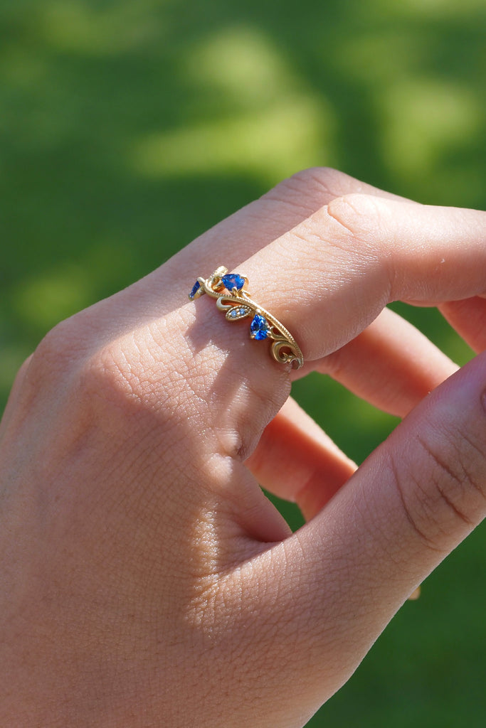 ジュエリースタジオMASHIROのカラーストーンアップサイクルジュエリー。アラベスク（唐草）デザインの、ブルーサファイアとダイヤモンドをセットしたウェーブミルグレインリング。シャンパンゴールドマット。