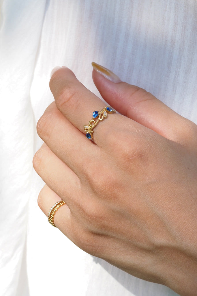 ジュエリースタジオMASHIROのカラーストーンアップサイクルジュエリー。アラベスク（唐草）デザインの、ブルーサファイアとダイヤモンドをセットしたウェーブミルグレインリング。シャンパンゴールドマット。