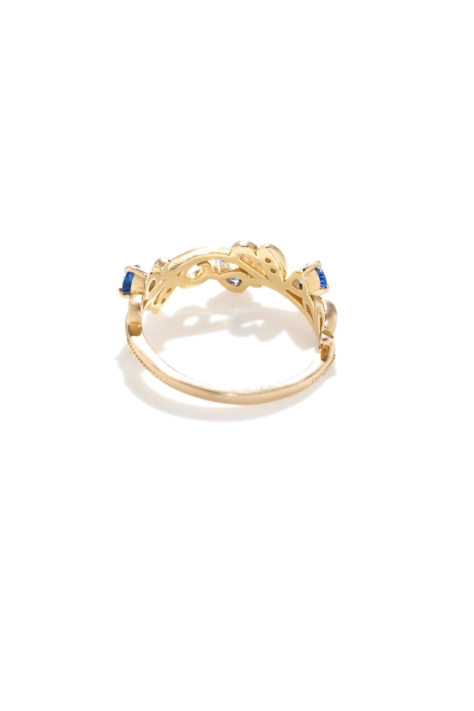 ジュエリースタジオMASHIROのカラーストーンアップサイクルジュエリー。アラベスク（唐草）デザインの、ブルーサファイアとダイヤモンドをセットしたウェーブミルグレインリング。シャンパンゴールドマット。