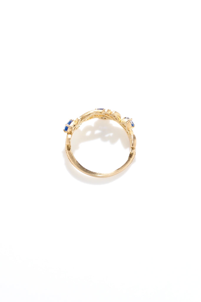 ジュエリースタジオMASHIROのカラーストーンアップサイクルジュエリー。アラベスク（唐草）デザインの、ブルーサファイアとダイヤモンドをセットしたウェーブミルグレインリング。シャンパンゴールドマット。