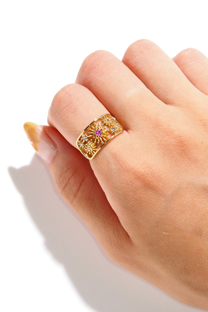 ジュエリースタジオMASHIROのカラーストーンアップサイクルジュエリー。ピンクサファイアとダイヤモンドをセットした、花火デザインの透かしリング（レースリング）。シャンパンゴールド