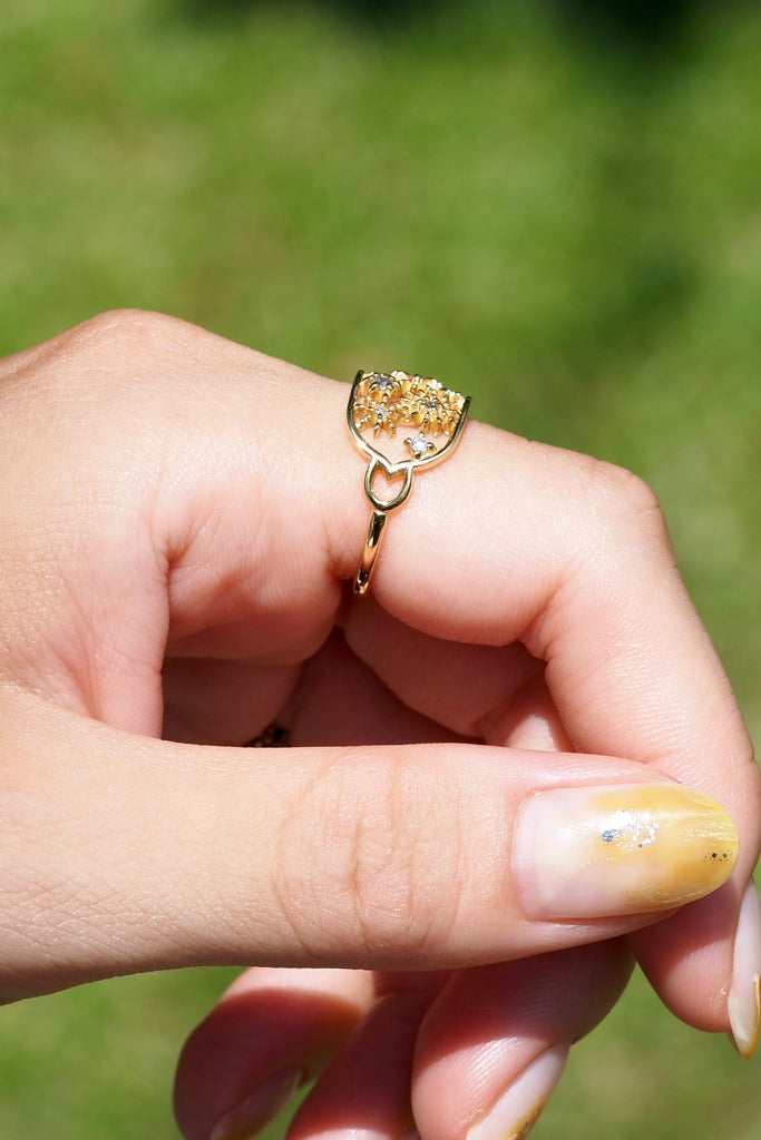 ジュエリースタジオMASHIROのカラーストーンアップサイクルジュエリー。ピンクサファイアとダイヤモンドをセットした、花火デザインの透かしリング（レースリング）。シャンパンゴールド