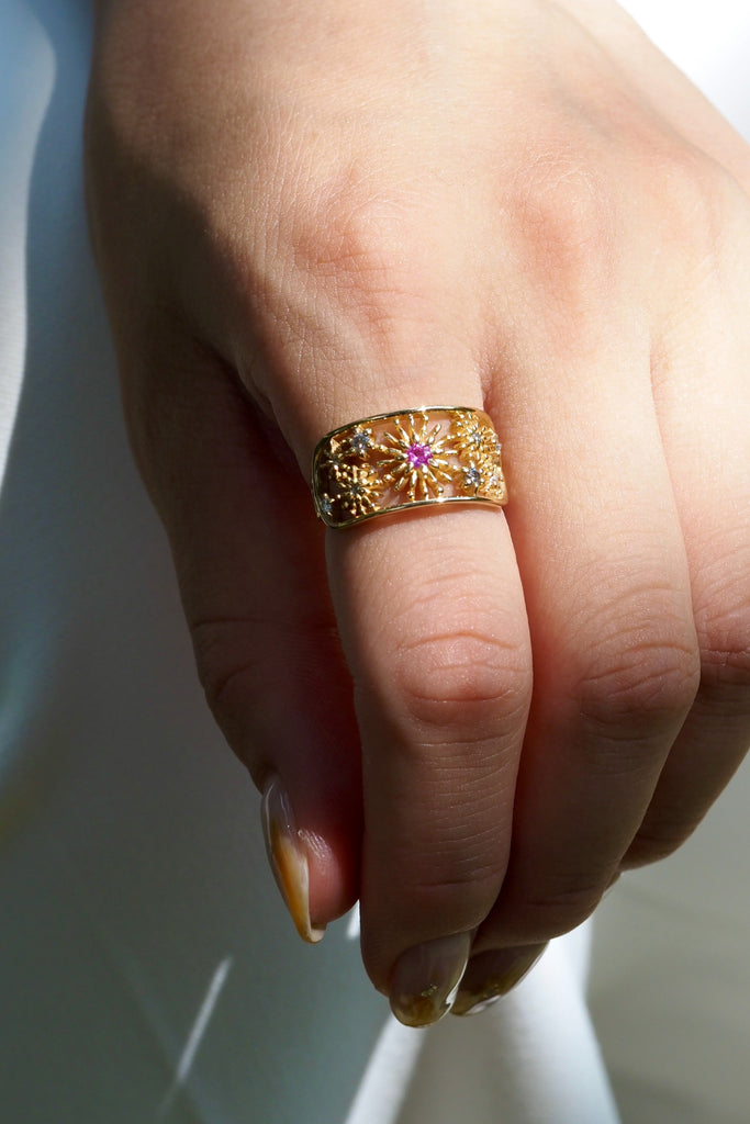 ジュエリースタジオMASHIROのカラーストーンアップサイクルジュエリー。ピンクサファイアとダイヤモンドをセットした、花火デザインの透かしリング（レースリング）。シャンパンゴールド