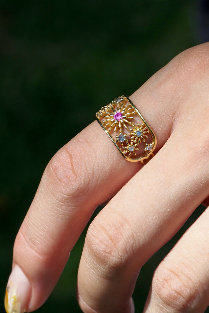 ジュエリースタジオMASHIROのカラーストーンアップサイクルジュエリー。ピンクサファイアとダイヤモンドをセットした、花火デザインの透かしリング（レースリング）。シャンパンゴールド