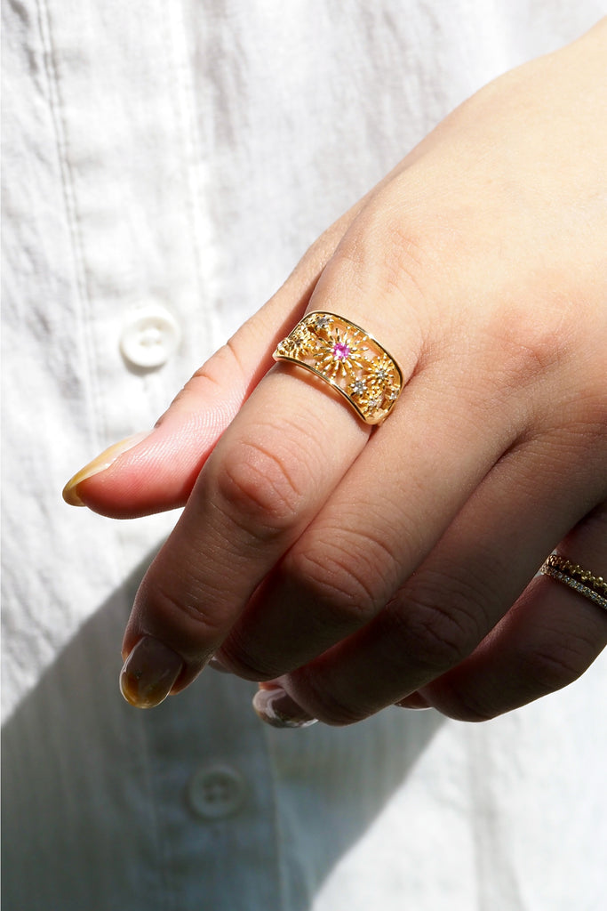 ジュエリースタジオMASHIROのカラーストーンアップサイクルジュエリー。ピンクサファイアとダイヤモンドをセットした、花火デザインの透かしリング（レースリング）。シャンパンゴールド