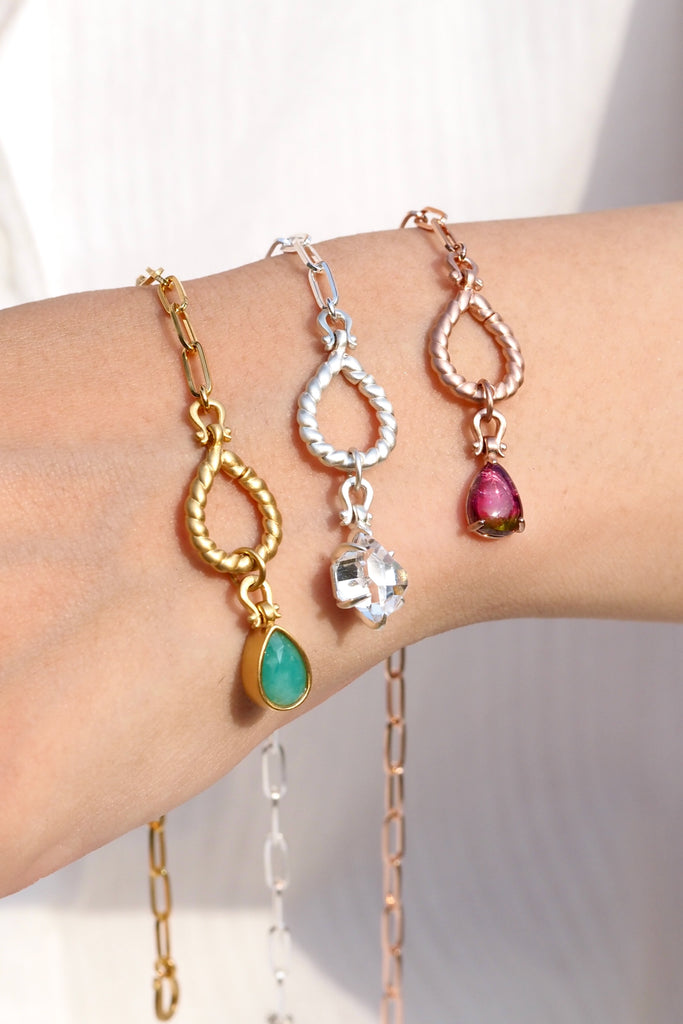 ジュエリースタジオMSAHIROのセミオーダーメイドジュエリーデザイン、オメガループブレスレット。オメガデザインのモチーフとクリップチェーン、フロントフックが融合したデザイン。宝石（ルース）からのお仕立てやジュエリーからのオーダージュエリー＆リメイク（リフォーム）に対応。