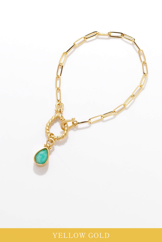 ジュエリースタジオMSAHIROのセミオーダーメイドジュエリーデザイン、オメガループブレスレット。オメガデザインのモチーフとクリップチェーン、フロントフックが融合したデザイン。宝石（ルース）からのお仕立てやジュエリーからのオーダージュエリー＆リメイク（リフォーム）に対応。エメラルドとイエローゴールド。