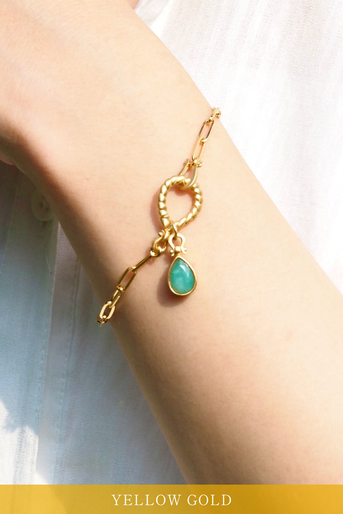 ジュエリースタジオMSAHIROのセミオーダーメイドジュエリーデザイン、オメガループブレスレット。オメガデザインのモチーフとクリップチェーン、フロントフックが融合したデザイン。宝石（ルース）からのお仕立てやジュエリーからのオーダージュエリー＆リメイク（リフォーム）に対応。エメラルドとイエローゴールド